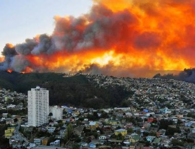 Χιλή: Πυρκαγιά γιγαντιαίων εκτάσεων κατακαίει το Βαλπαραΐσο (φωτό, βίντεο)